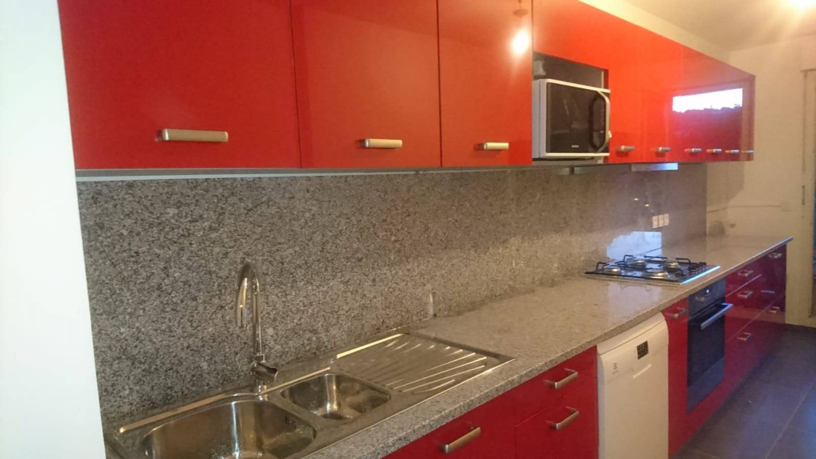 cuisine en thermolaminé de haute qualité de couleur rouge elctromenagers ElectroluxGRANICRUZ