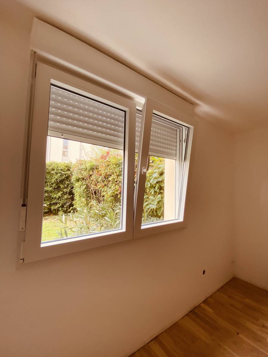 Fenêtre sur mesure, double vitrage, 2 position d'ouverture, volet roulant integré manuel