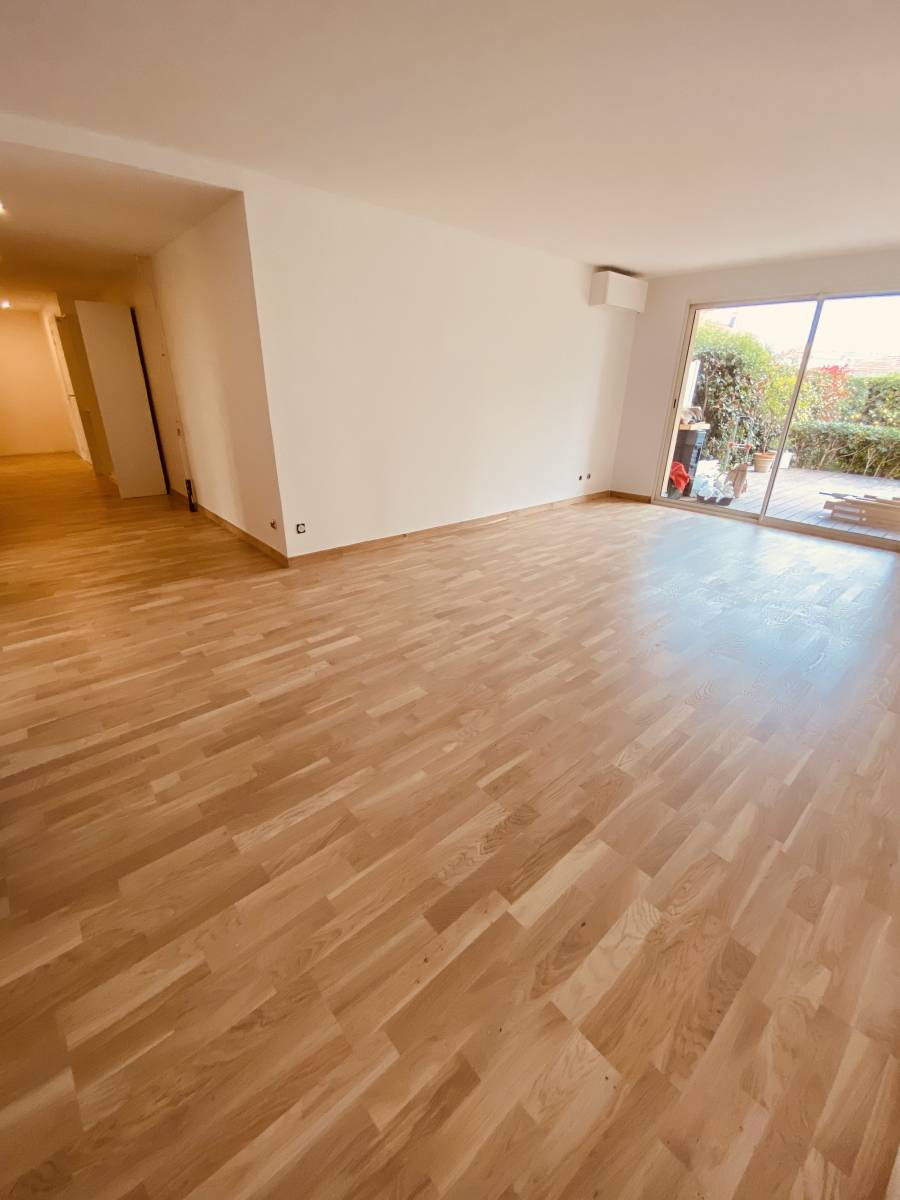 Rénovation des sols en parquet en bois massif et rénovation murs avec fourniture et pose fenêtre sur mesure