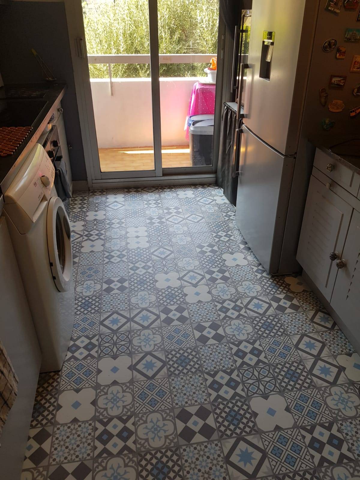 Pose de dalles en PVC imitation carreaux de ciment