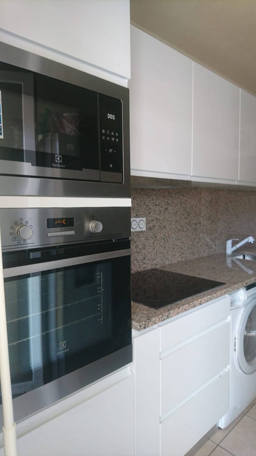 Cuisine blanche et granit rose Granicruz Nice