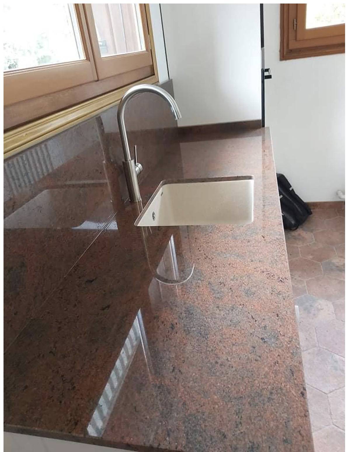 Fourniture et pose d'une cuisine toute équipée et plan de travail en granite à Saint-Martin-Vésubie