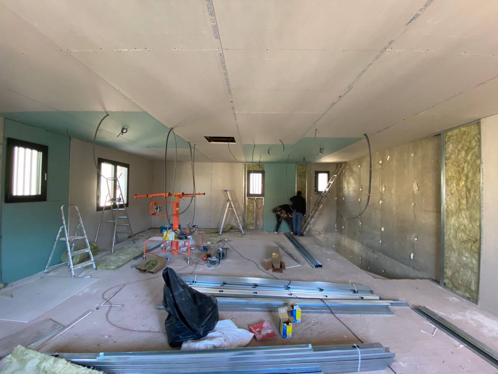 Doublage sur rails des murs extérieurs avec isolation