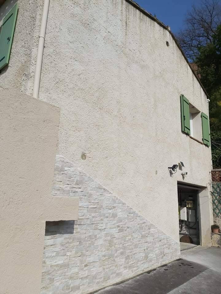 Pose de parement mural extérieur