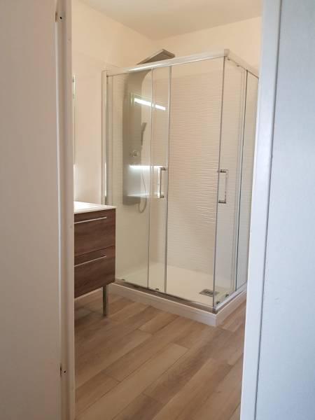 Pose paroi et receveur de douche, Granicruz, été 2020