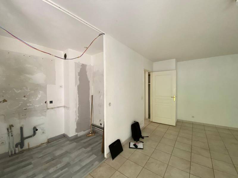 Avant rénovation de sols et murs à Cagnes-sur-Mer, pour des espaces modernes et durables !