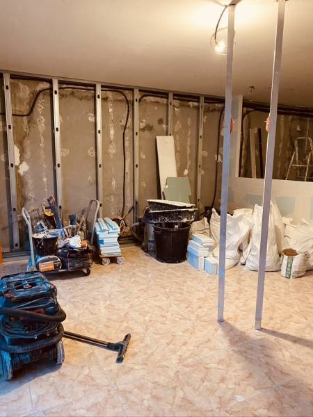 Doublage d'un mur sur rail