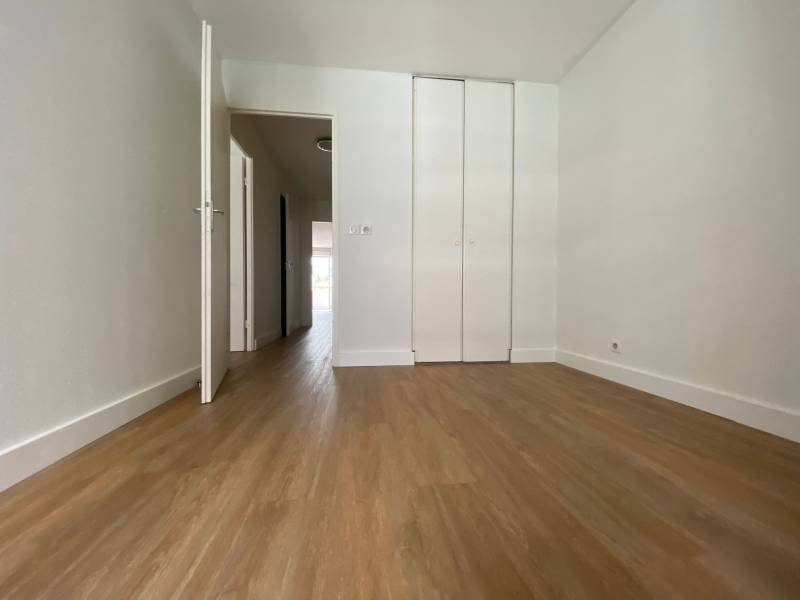 Pose de parquet et plinthes en rénovation 