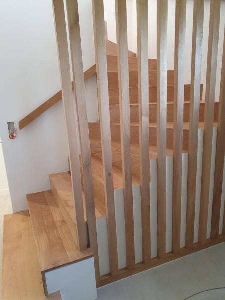 Rénovation d'escalier en chêne massif vernis avec claustra