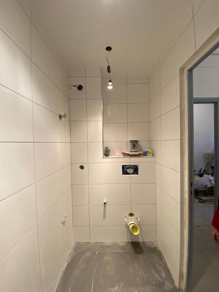 Pose de faïence et WC suspendu, salle de bain pendant travaux 