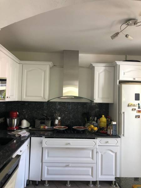 Après rénovation GRANICRUZ couleur blanc laqué, plan de travail et crédence en granit noir