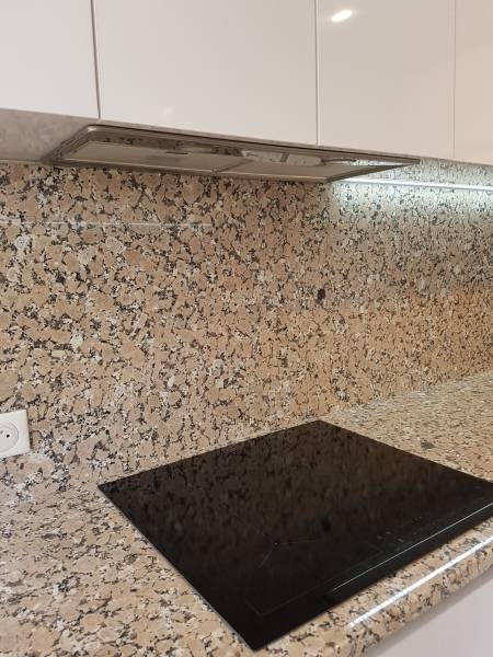 Détail crédence et plaque de cuisson GRANICRUZ