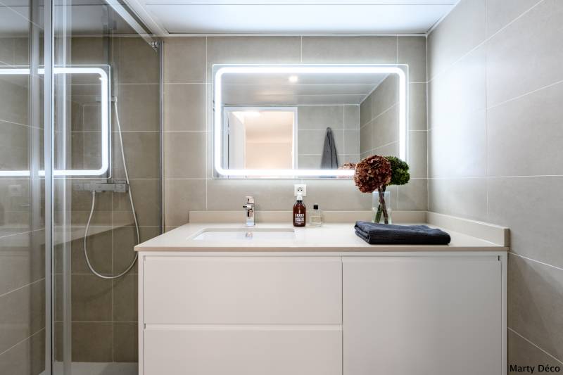 Fourniture et pose d'un meuble de salle de bain sur mesure et personnalisée Granicruz