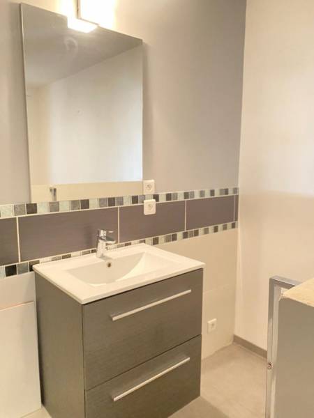 Pose d'un meuble de salle de bain