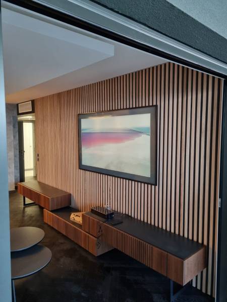 Pose de panneaux de bois décoratifs