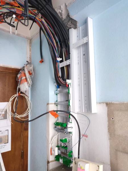 Passage de gaînes et de câbles électrique à partir d'un tableau neuf