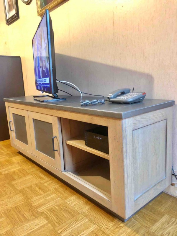 Vue profil chêne massif, meuble télé en bois réalisé par Granicruz