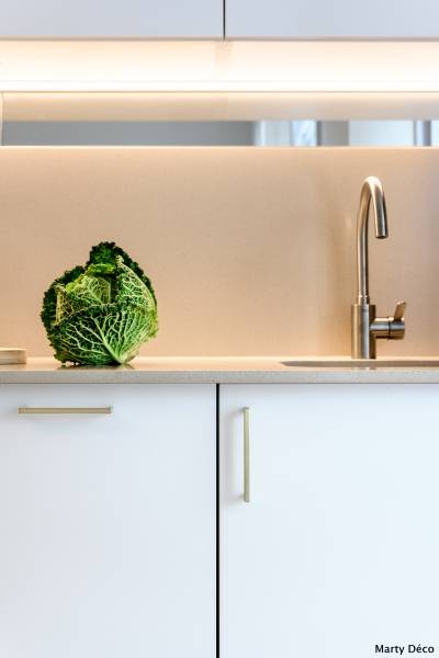 Cuisine avec plan de travail et crédence en quartz