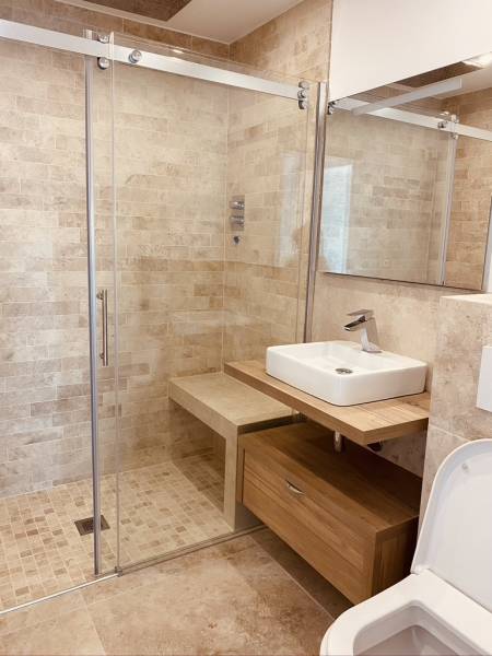 Douche à l'italienne chaleureuse