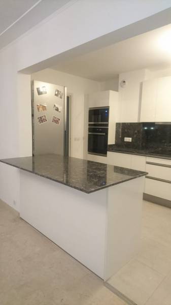 cuisine sur mesure, blanche (thermolaminé) avec pose d'un plan de travail en granit Granicruz