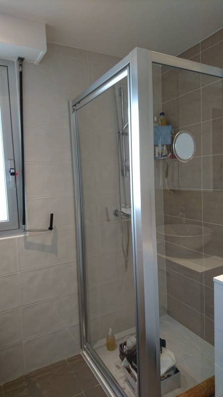 Création d'une salle de douche personnalisée et modernisation du WC