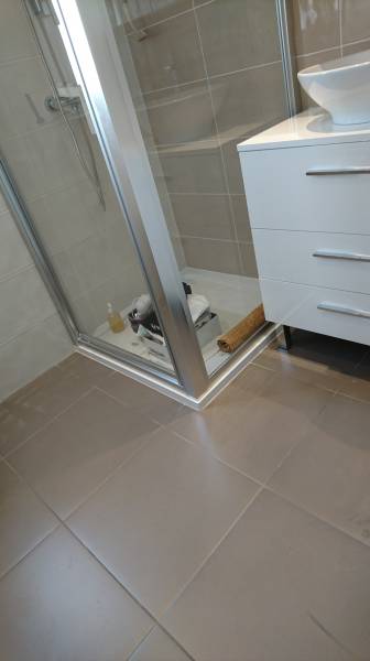 Création d'une salle de douche personnalisée et modernisation du WC