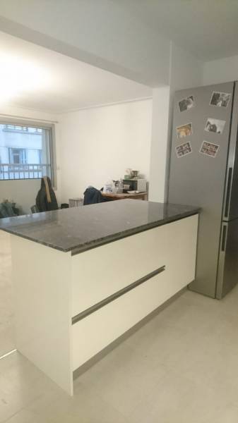 cuisine sur mesure, blanche (thermolaminé) avec pose d'un plan de travail en granit Granicruz