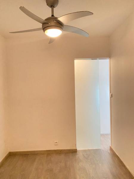 Pose de parquet et plinthes chambre