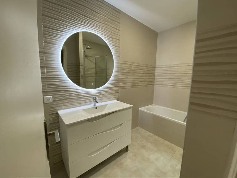 Pose d'un meuble vasque de 100cm et miroir auto éclairé 