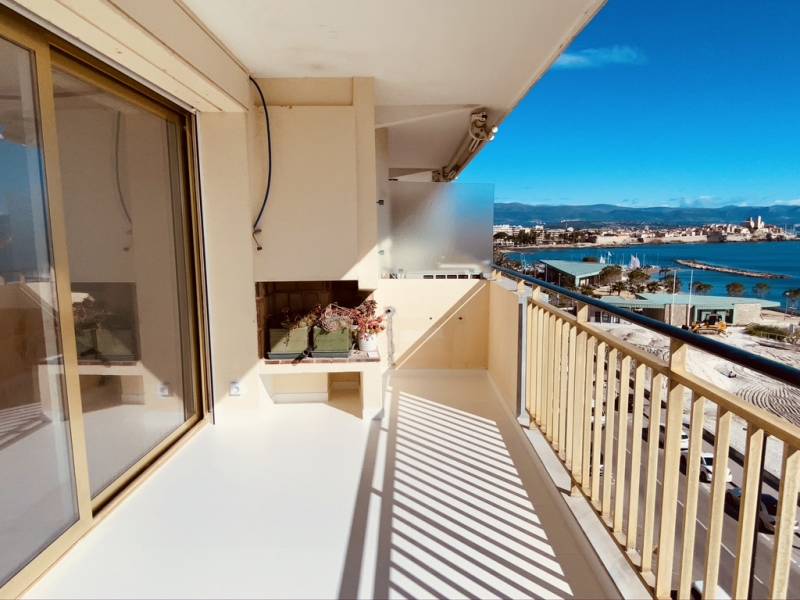 Rénovation et remise en état des murs et remplacement des porte-fenêtres avec volets roulants d'un appartement à Antibes.