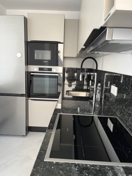 Cuisine d'Allemagne, avec plan de travail en granit noir Lavrador azul escuro du Portugal