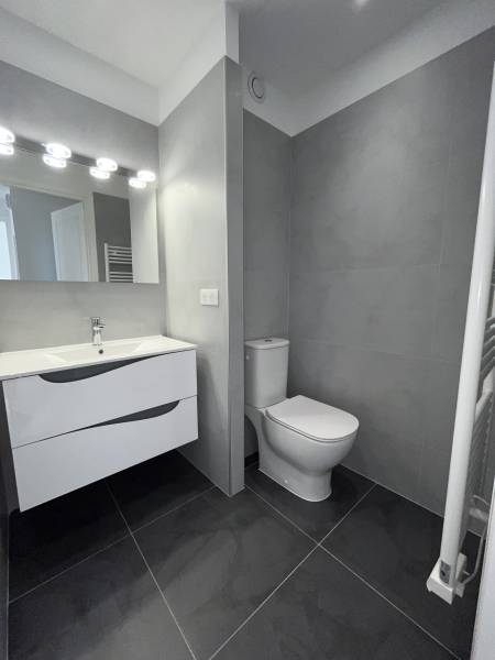 Pose de carrelage aux murs et rénovation de WC 