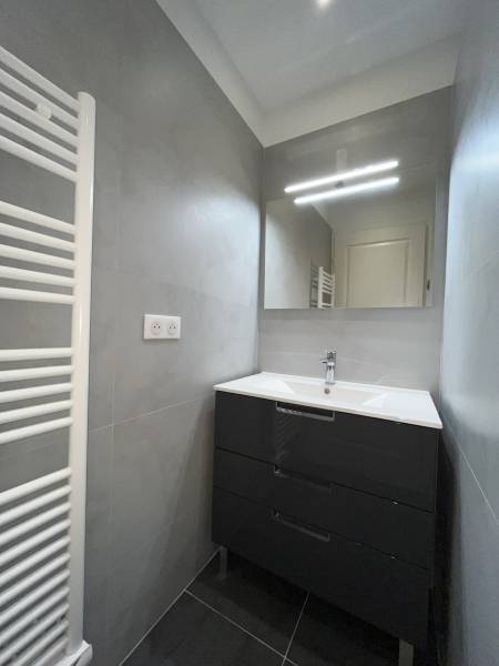 Fin de chantier salle de bain, carrelage Recer carrelage du mur 45x90R gris