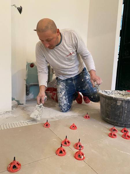 Pose de carrelage au sol, rénovation d'un appartement 