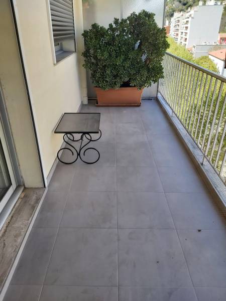Pose de carrelage sur une terrasse 