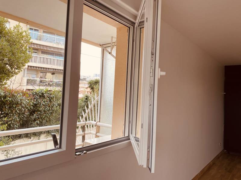 Fenêtre sur mesure, double vitrage, PVC blanc, volet roulant intégré manuel