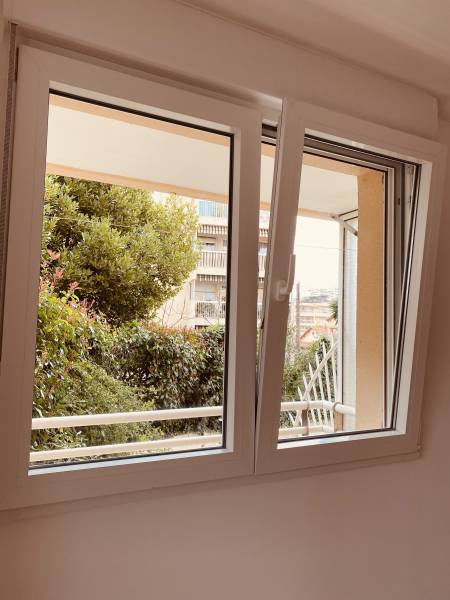 Fenêtre sur mesure, 2 positions d'ouverture, double vitrage, volet roulant intégré manuel