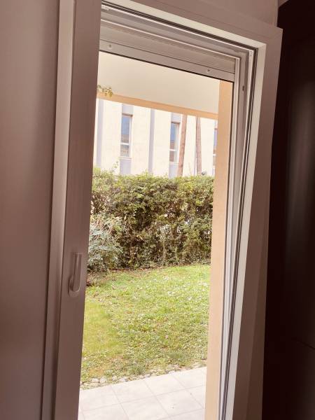 Porte-fenêtre sur mesure, 2 positions d'ouverture double vitrage, volet roulant integré manuel