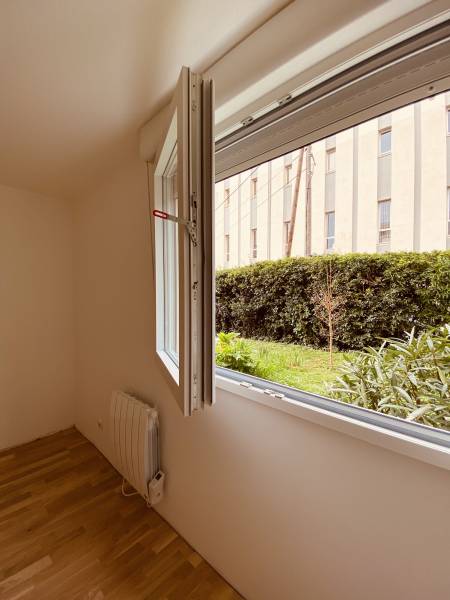 Fenêtre sur mesure, double vitrage, volet roulant intégré manuel