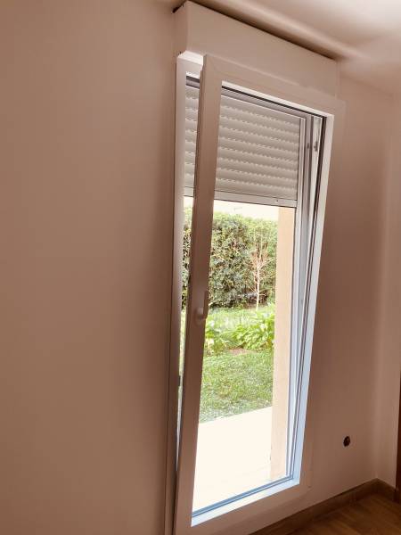 Porte fenêtre sur mesure avec volet roulet manuel, double vitrage