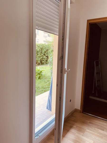 Porte-fenêtre sur mesure, volet roulant manuel, double vitrage