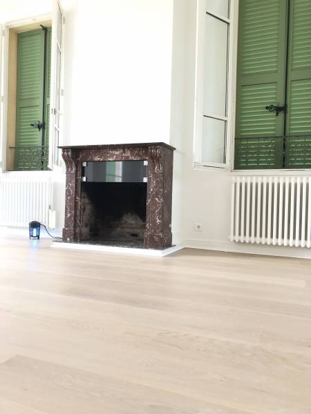 Pose de parquet collé en chêne massif 