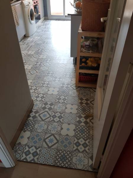 Pose de dalles en PVC imitation carreaux de ciment