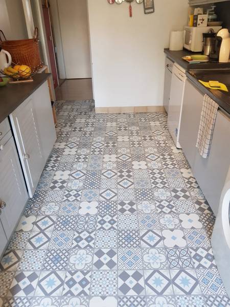 Pose de dalles en PVC imitation carreaux de ciment