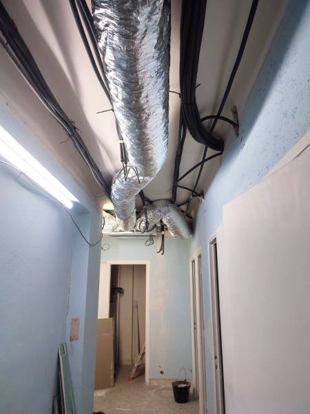 Fixation des gaînes électricité et climatisation dans faux plafond