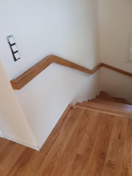 Pose d'une main courante en chêne massif 