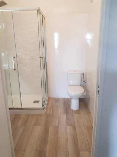 Pose paroi de douche et receveur, Granicruz, été 2020