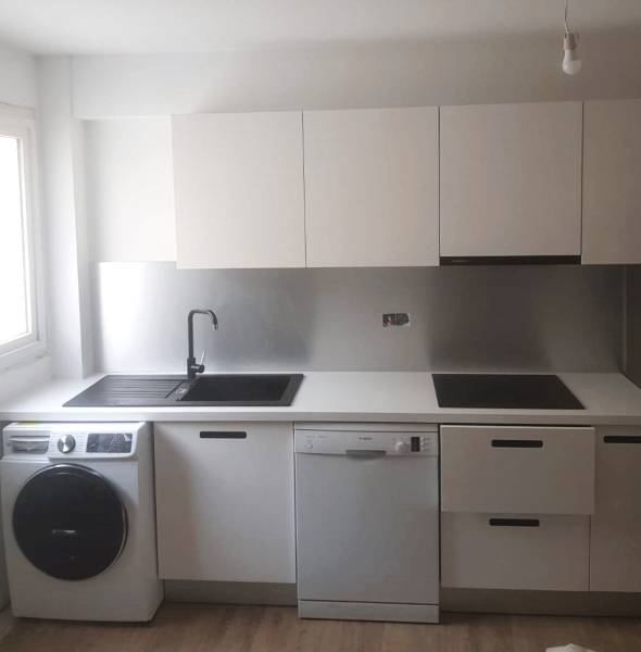 Fourniture et pose d'une cuisine complète, finition laquée blanche, à Nice