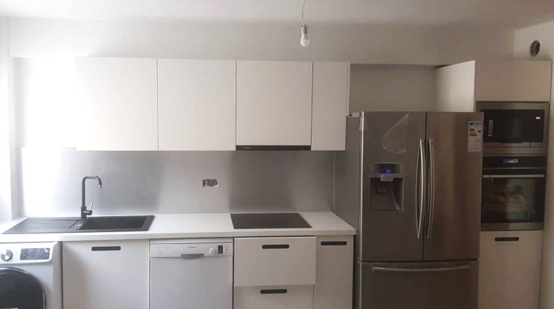 Fourniture et pose d'une cuisine complète, finition laquée blanche, à Nice