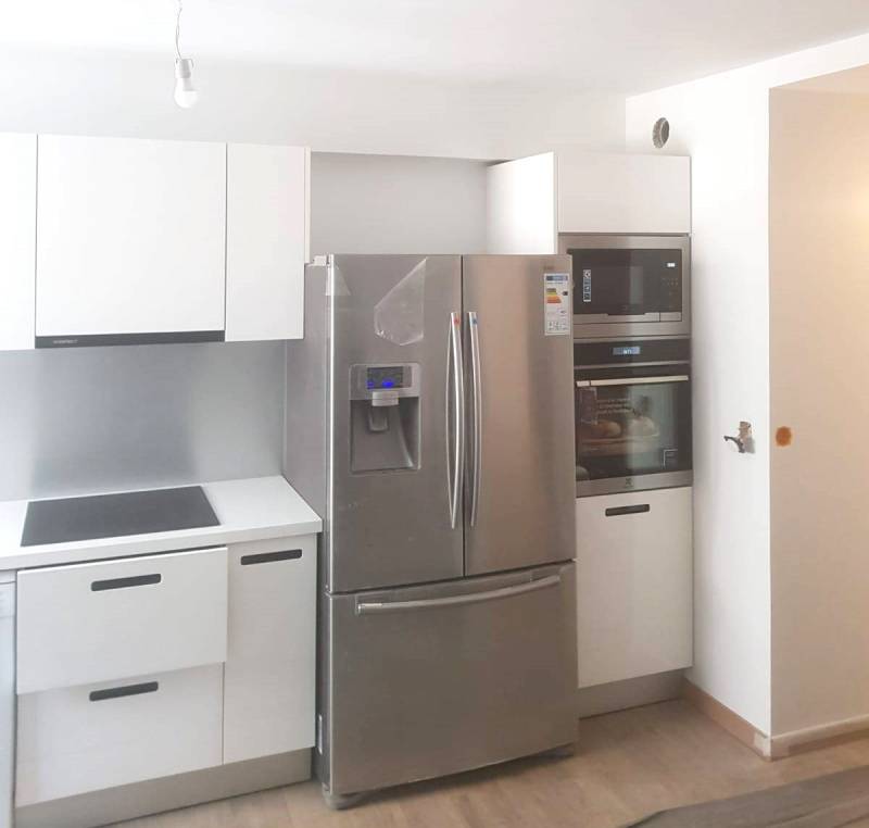 Fourniture et pose d'une cuisine complète, finition laquée blanche, à Nice